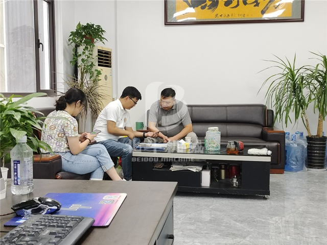 歡迎客戶(hù)前來(lái)考察糧食烘干機(jī)